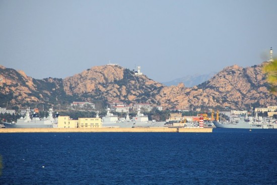 福建舰夜泊军港，入列当晚的辉煌时刻