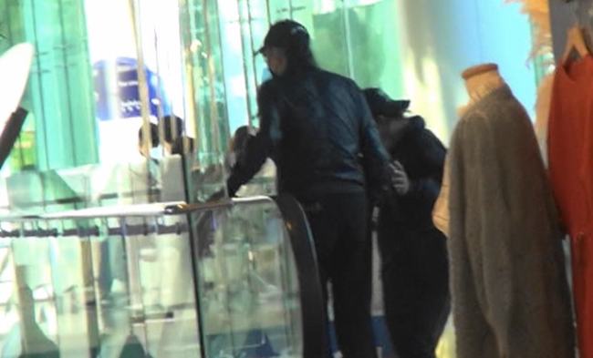 70岁任达华街头意外摔倒 眼镜被甩飞引关注 老年人安全再引热议 70岁任达华街头意外摔倒 眼镜被甩飞引关注 老年人安全再引热议