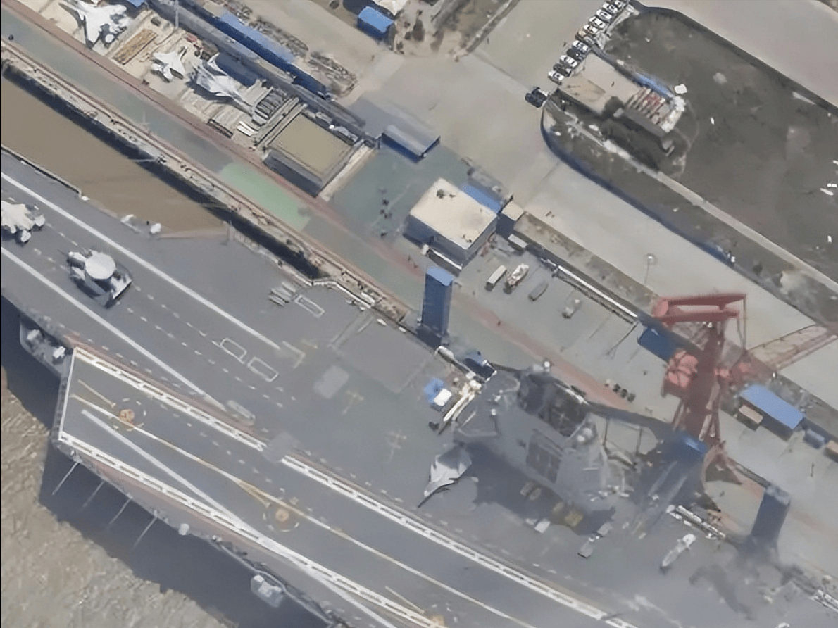 福建舰甲板上的科技与力量