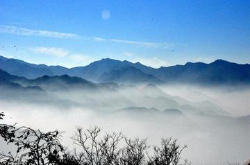 踏云而行，解构宁静走红毯的高跷美学