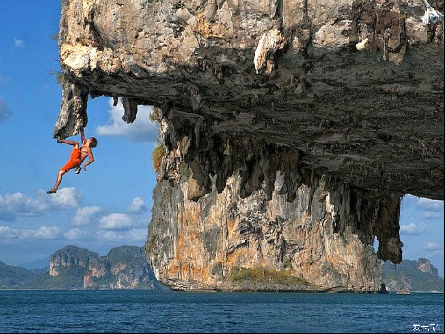 伊朗一架军用运输机失控，飞行员紧急弹射逃生，惊险瞬间全记录
