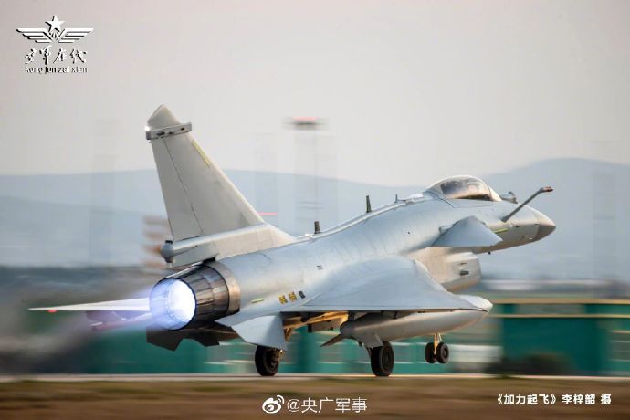 燃爆天际，空军硬核混剪，直击灵魂的帅气暴击