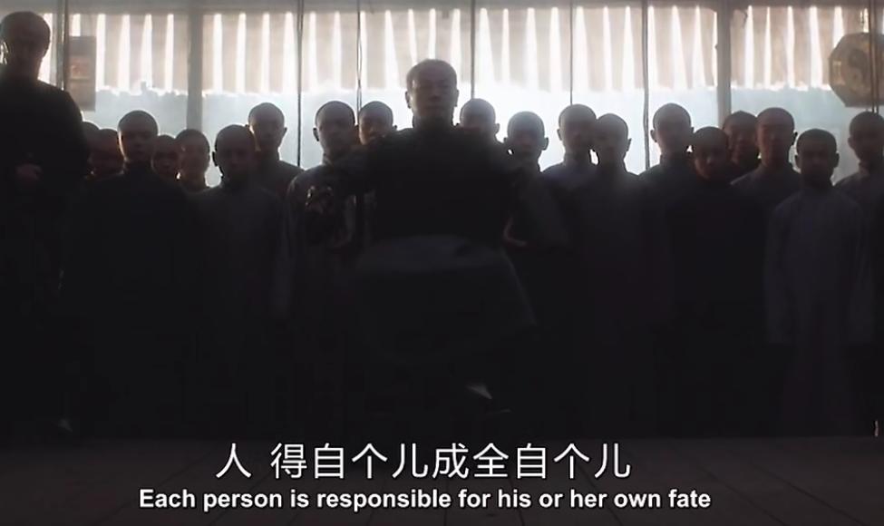 未拴绳的宠物狗绊倒女子，术后生命垂危，城市犬患治理亟待破题