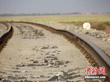 铁轨上的文明裂痕,印度火车保洁员倾倒垃圾事件引发的社会反思 铁轨上的文明裂痕,印度火车保洁员倾倒垃圾事件引发的社会反思