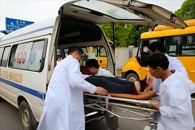 ICU走廊的暗影，黑救护车业务员的隐秘世界