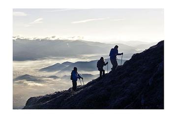 踏云而行，解构宁静走红毯的高跷美学