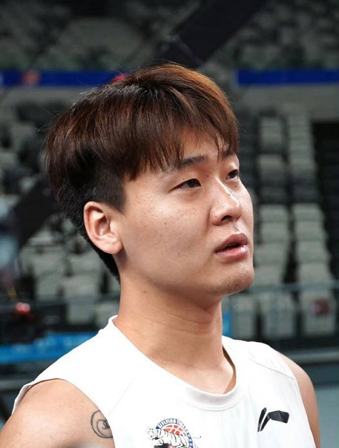 男篮世预赛生死战名单揭晓！赵睿缺席引发阵容震荡，乔尔杰维奇如何破局？