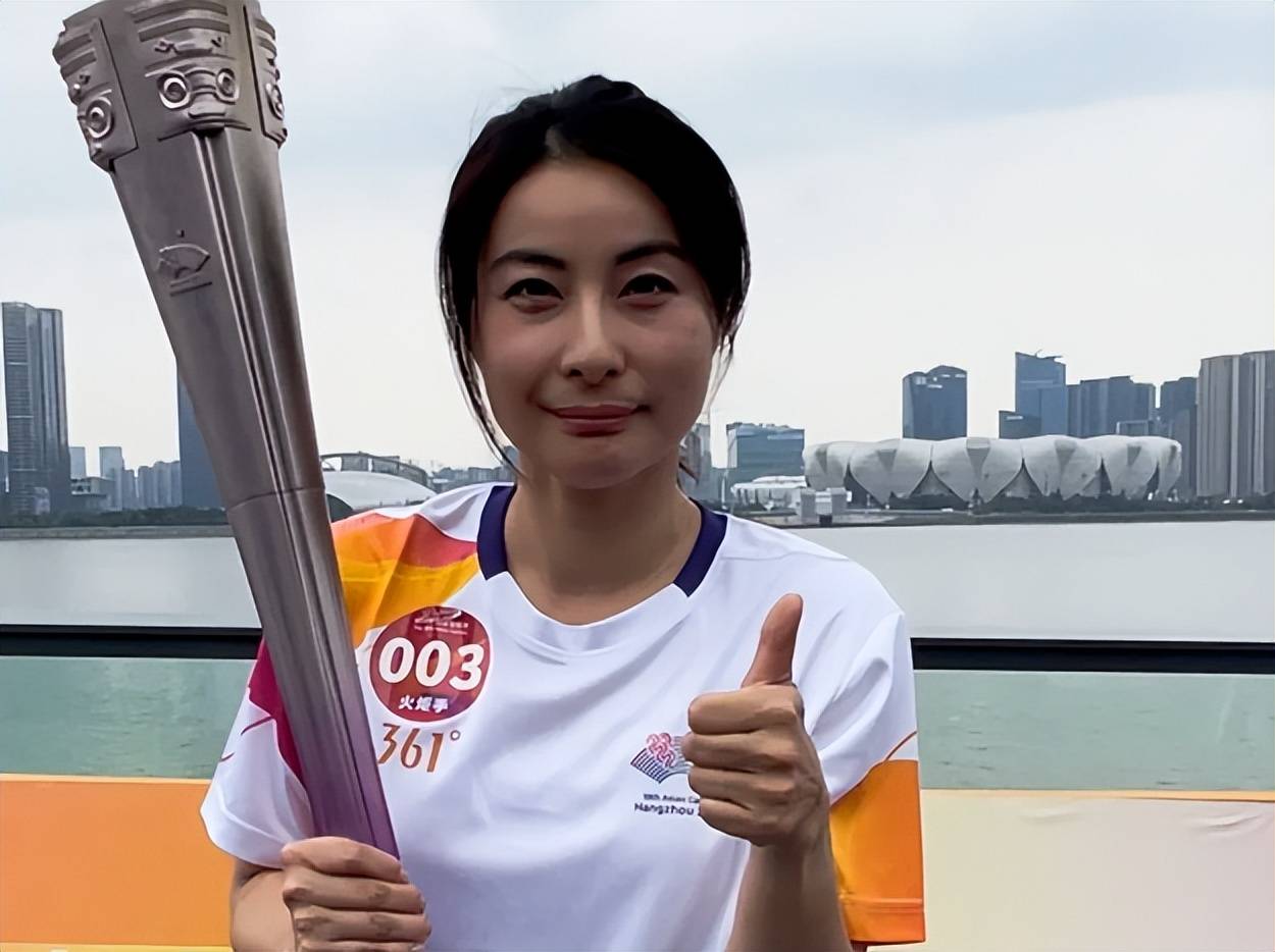 霍震霆现场惊现，郭晶晶竟是火炬手？