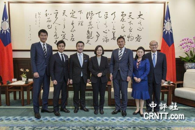 权力幻觉？台湾政客高市办公桌合影暴露政治作秀新低