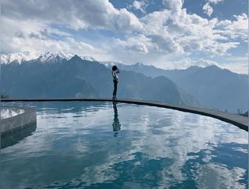 踏云而行，解构宁静走红毯的高跷美学