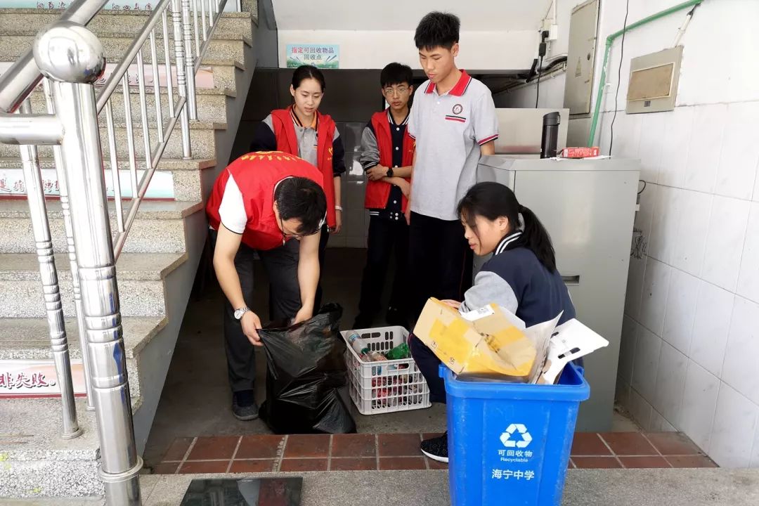 黑板上的环保宣言,一场由高中生发起的废瓶回收行动 黑板上的环保宣言,一场由高中生发起的废瓶回收行动