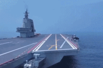 福建舰夜泊军港，入列当晚的辉煌时刻