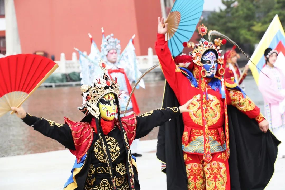 泰国11头粉象大皇宫前整齐鞠躬,一场震撼的传统文化表演 泰国11头粉象大皇宫前整齐鞠躬,一场震撼的传统文化表演