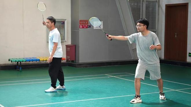 43岁知名律师因羽毛球运动猝死,职业精英的意外警示 43岁知名律师因羽毛球运动猝死,职业精英的意外警示