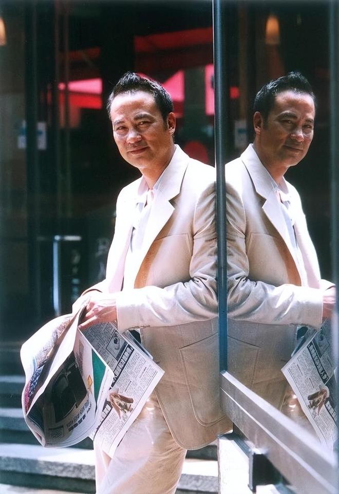 70岁任达华街头意外摔倒 眼镜被甩飞引关注 老年人安全再引热议 70岁任达华街头意外摔倒 眼镜被甩飞引关注 老年人安全再引热议