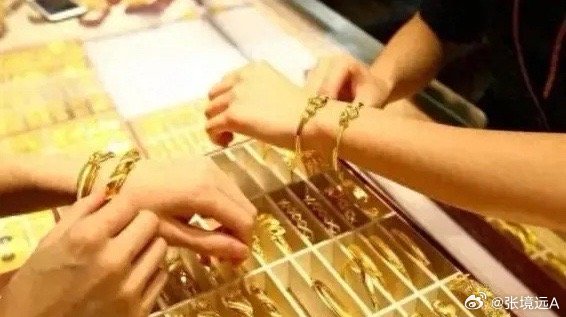 试戴金手镯引发纠纷,顾客赔偿100元背后的消费者权益反思 试戴金手镯引发纠纷,顾客赔偿100元背后的消费者权益反思