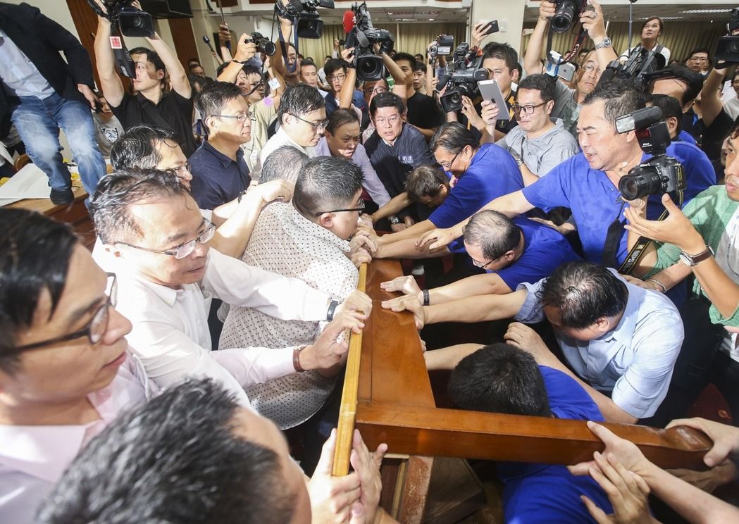 权力幻觉？台湾政客高市办公桌合影暴露政治作秀新低