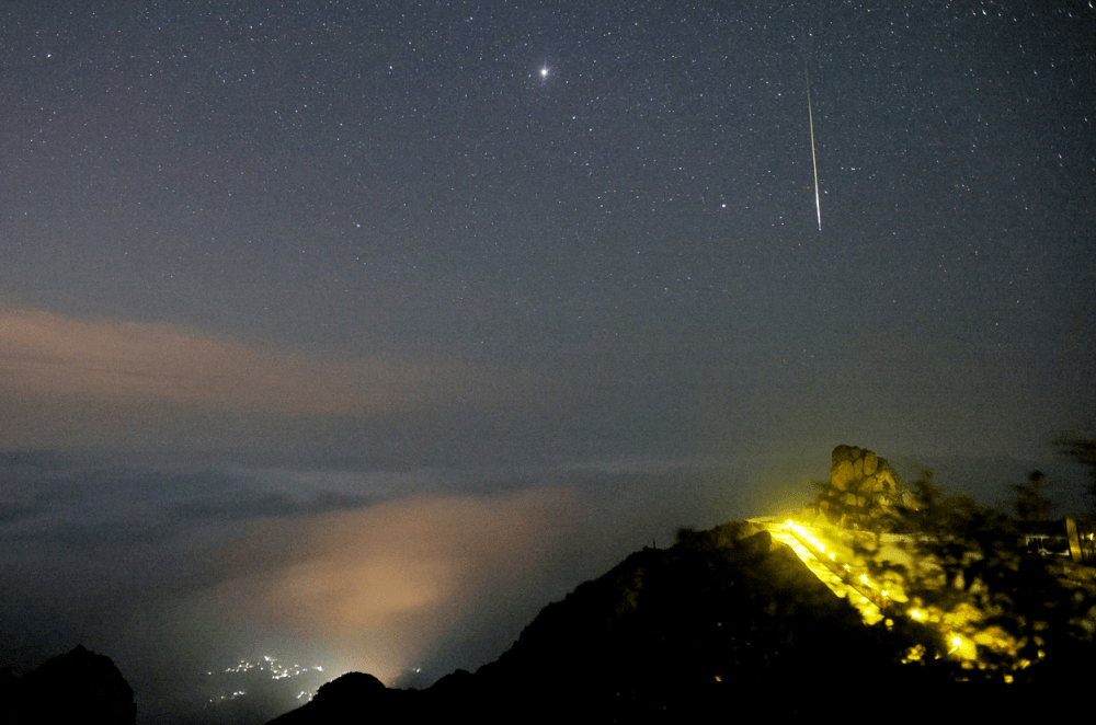 初雪邂逅极光,北京北部夜空上演千年天象 初雪邂逅极光,北京北部夜空上演千年天象