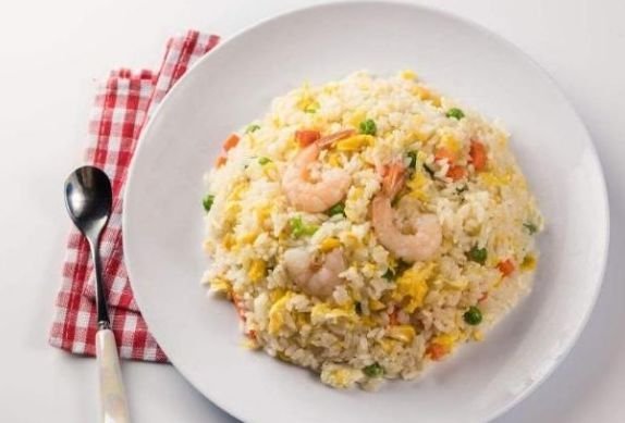 东北大哥急到颠勺?女生卖炒饭的意外爆款秘诀 东北大哥急到颠勺?女生卖炒饭的意外爆款秘诀