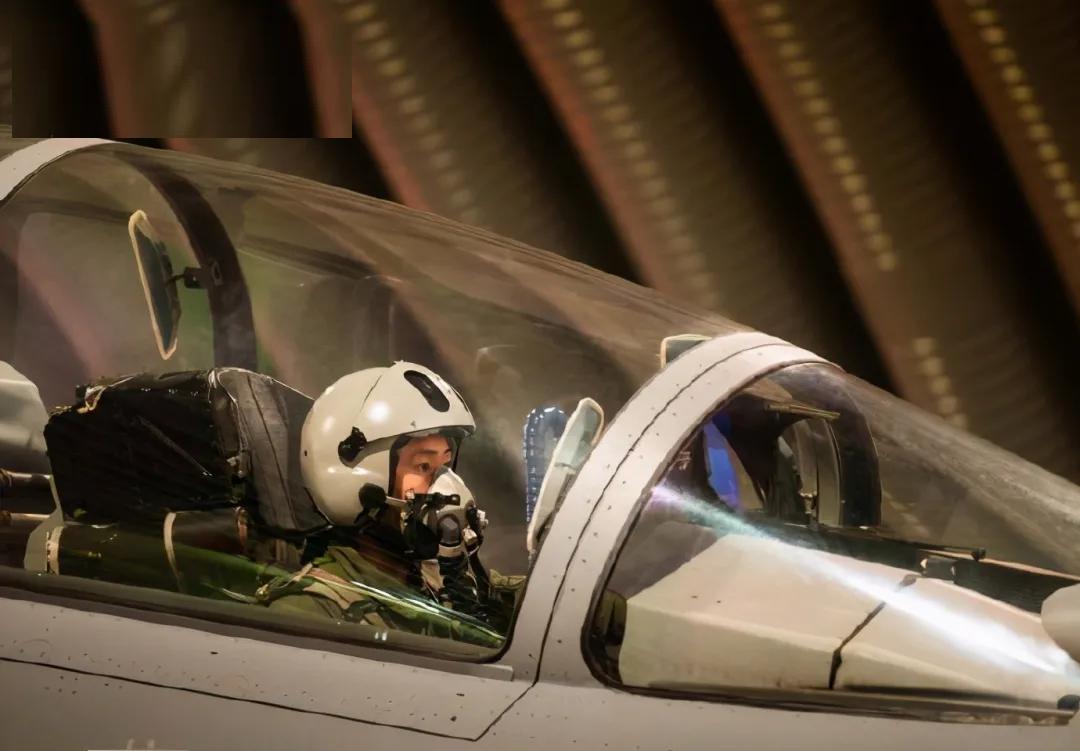 鹰击长空，歼-16飞行员视距内缠斗的战术智慧与实战传奇