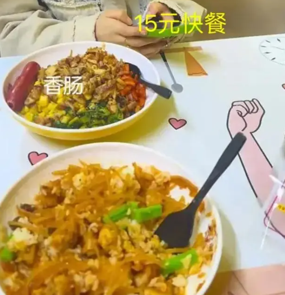 东北大哥急到颠勺?女生卖炒饭的意外爆款秘诀 东北大哥急到颠勺?女生卖炒饭的意外爆款秘诀