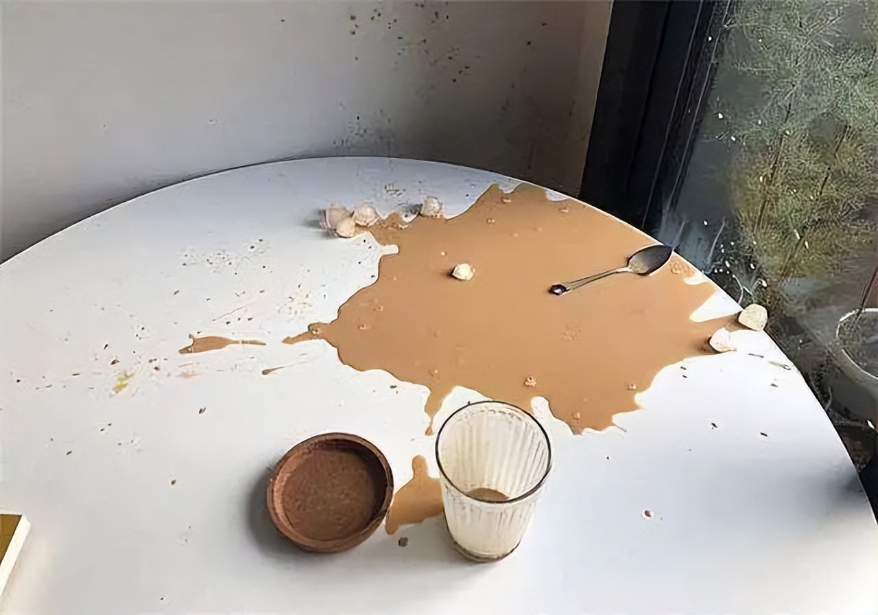 出租车内意外洒落奶茶，100元赔偿引发的社会伦理与法律思考