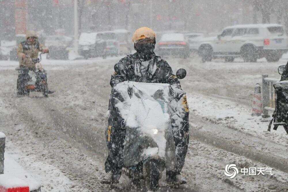 雪雨交织的极端天气,大雪与大暴雨的双重警报 雪雨交织的极端天气,大雪与大暴雨的双重警报