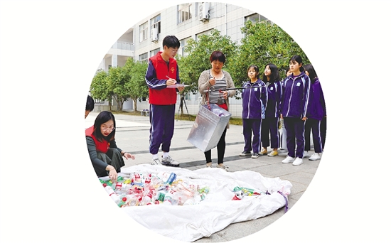 黑板上的环保宣言,一场由高中生发起的废瓶回收行动 黑板上的环保宣言,一场由高中生发起的废瓶回收行动