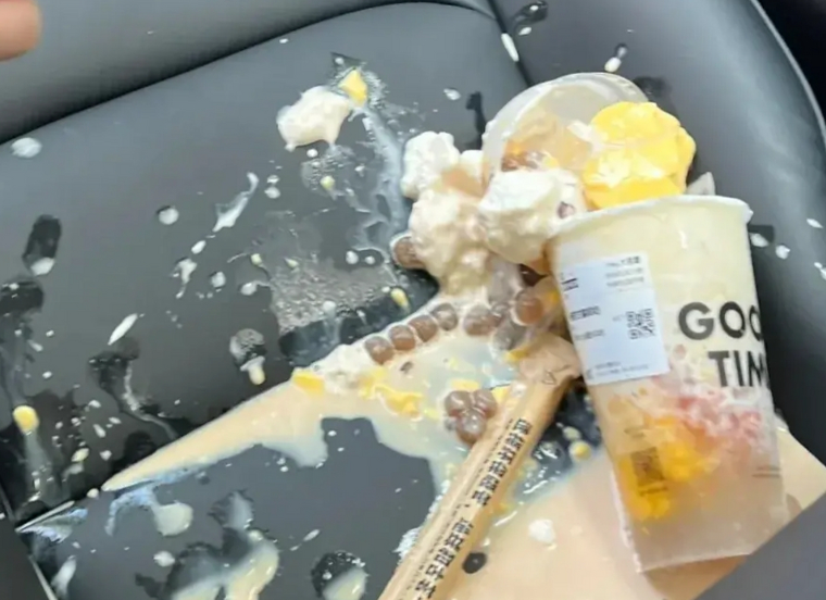 出租车内意外洒落奶茶，100元赔偿引发的社会伦理与法律思考