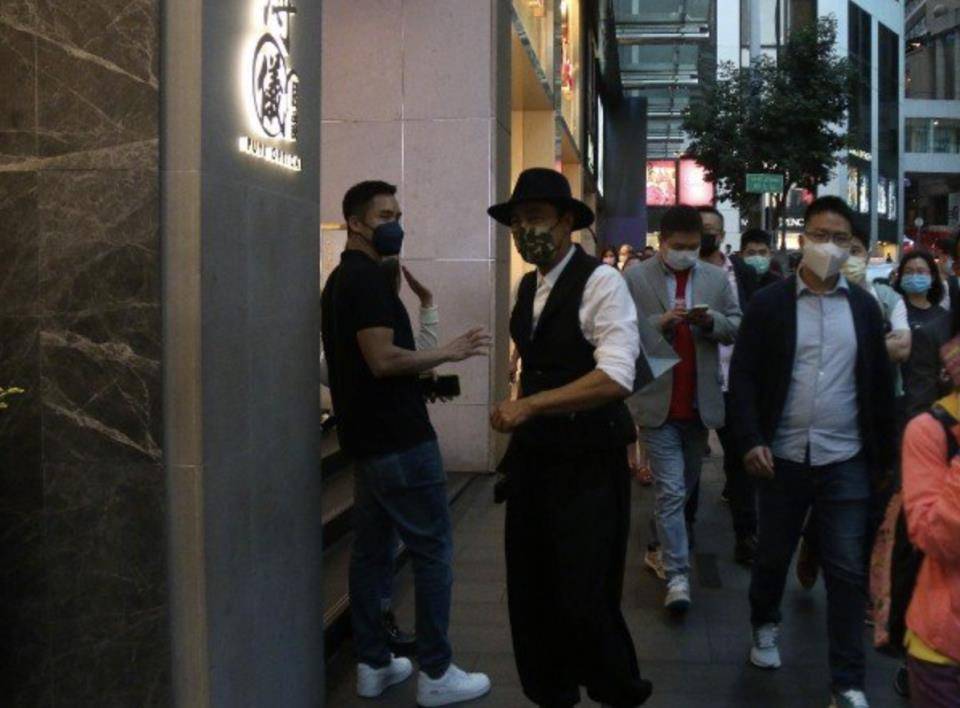 70岁任达华街头意外摔倒 眼镜被甩飞引关注 老年人安全再引热议 70岁任达华街头意外摔倒 眼镜被甩飞引关注 老年人安全再引热议