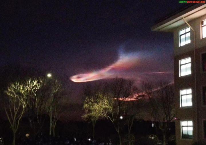 七彩祥云与导弹轨迹,甘肃天空中的科学谜题与军事猜想 七彩祥云与导弹轨迹,甘肃天空中的科学谜题与军事猜想