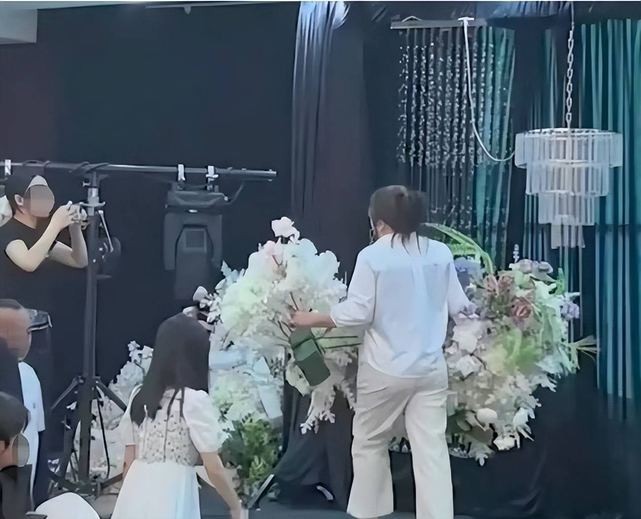 监控录像误上婚礼，一场技术失误背后的情感风暴