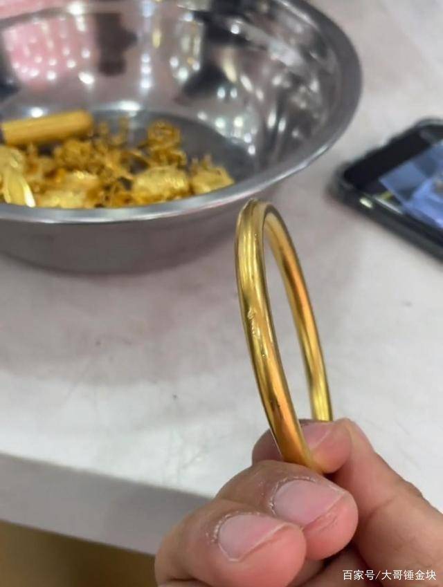 试戴金手镯引发纠纷,顾客赔偿100元背后的消费者权益反思 试戴金手镯引发纠纷,顾客赔偿100元背后的消费者权益反思