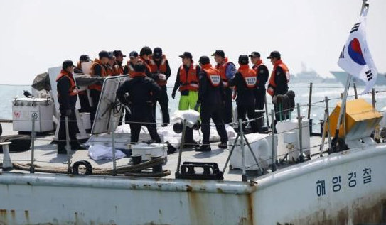 惊涛骇浪中的生命接力,韩国客轮260人全员安全脱险纪实 惊涛骇浪中的生命接力,韩国客轮260人全员安全脱险纪实