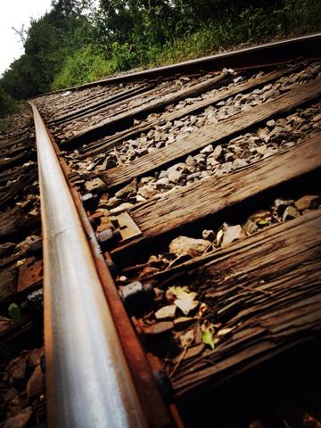 铁轨上的文明裂痕,印度火车保洁员倾倒垃圾事件引发的社会反思 铁轨上的文明裂痕,印度火车保洁员倾倒垃圾事件引发的社会反思