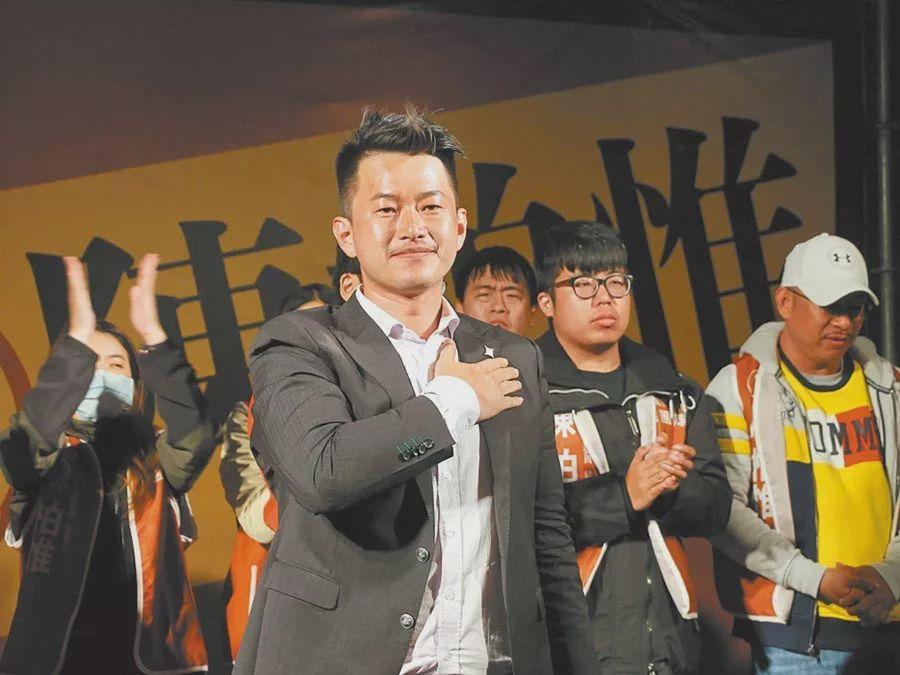 蓝绿民代市议会激烈冲突，高雄市政辩论失控，民代互指对方恶意杯葛