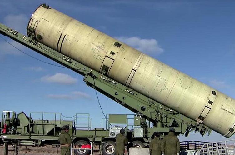 七彩祥云与导弹轨迹,甘肃天空中的科学谜题与军事猜想 七彩祥云与导弹轨迹,甘肃天空中的科学谜题与军事猜想