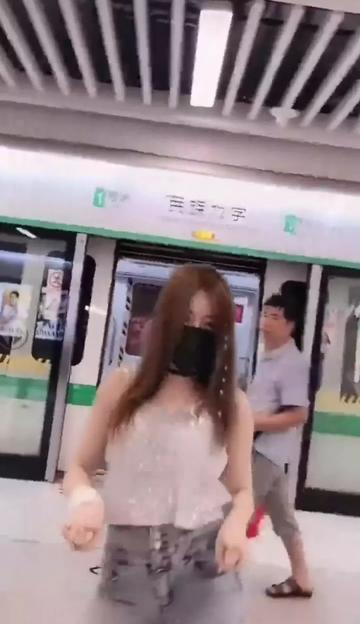 地铁男厕变打卡点，荒诞行为背后的社会隐喻