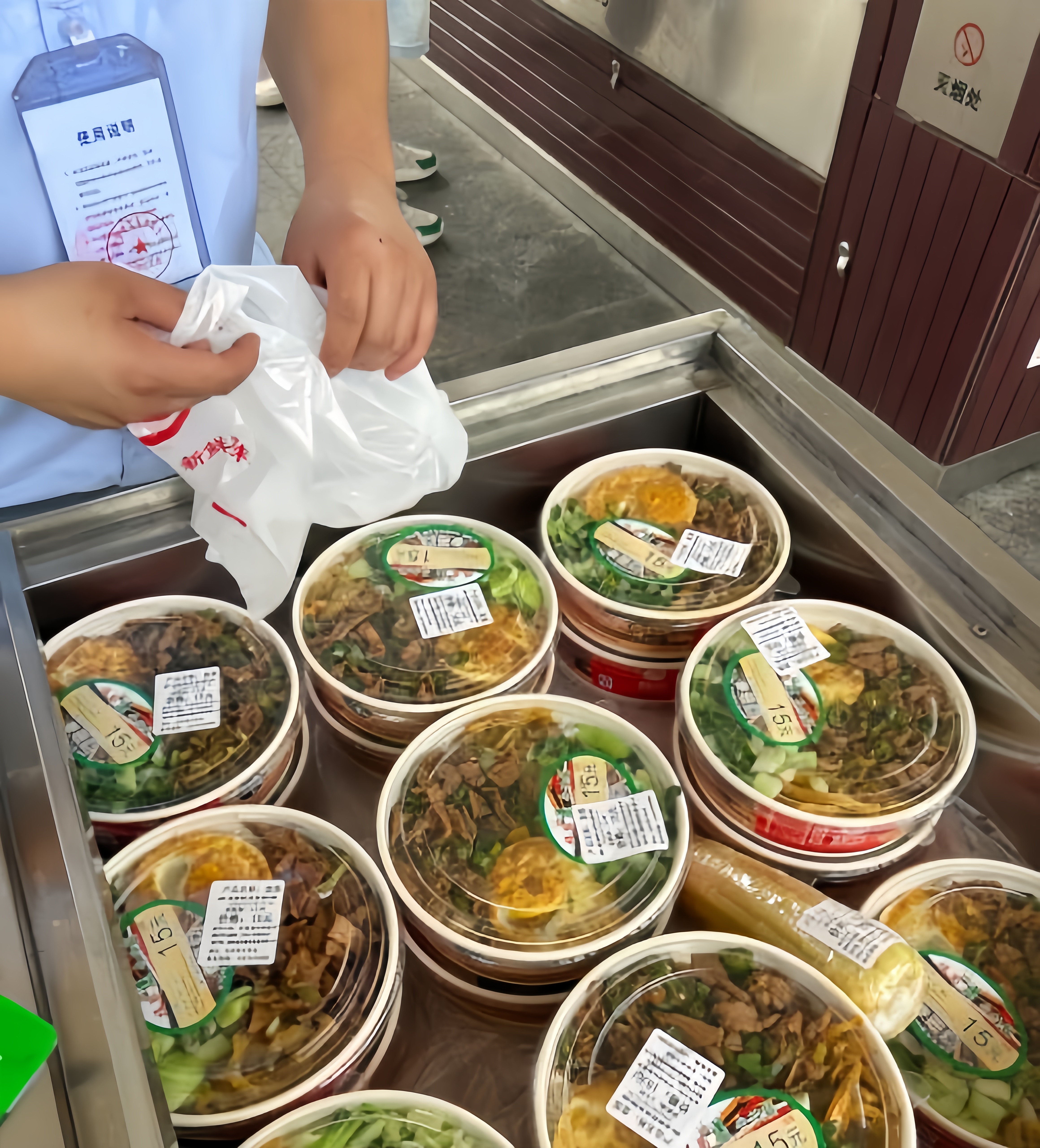 2元买饭遇温情，一碗热饭背后的城市温度