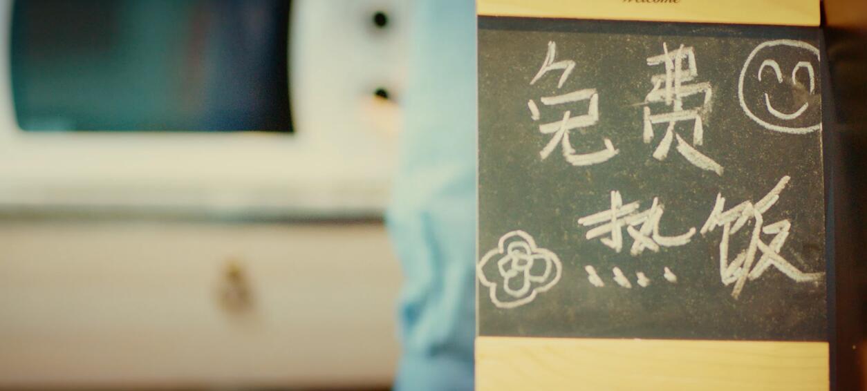 2元买饭遇温情，一碗热饭背后的城市温度