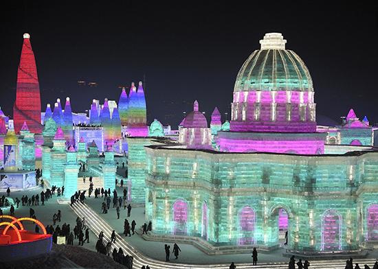 冰城奇景，哈尔滨采冰现场宛如巨型俄罗斯方块坠落人间