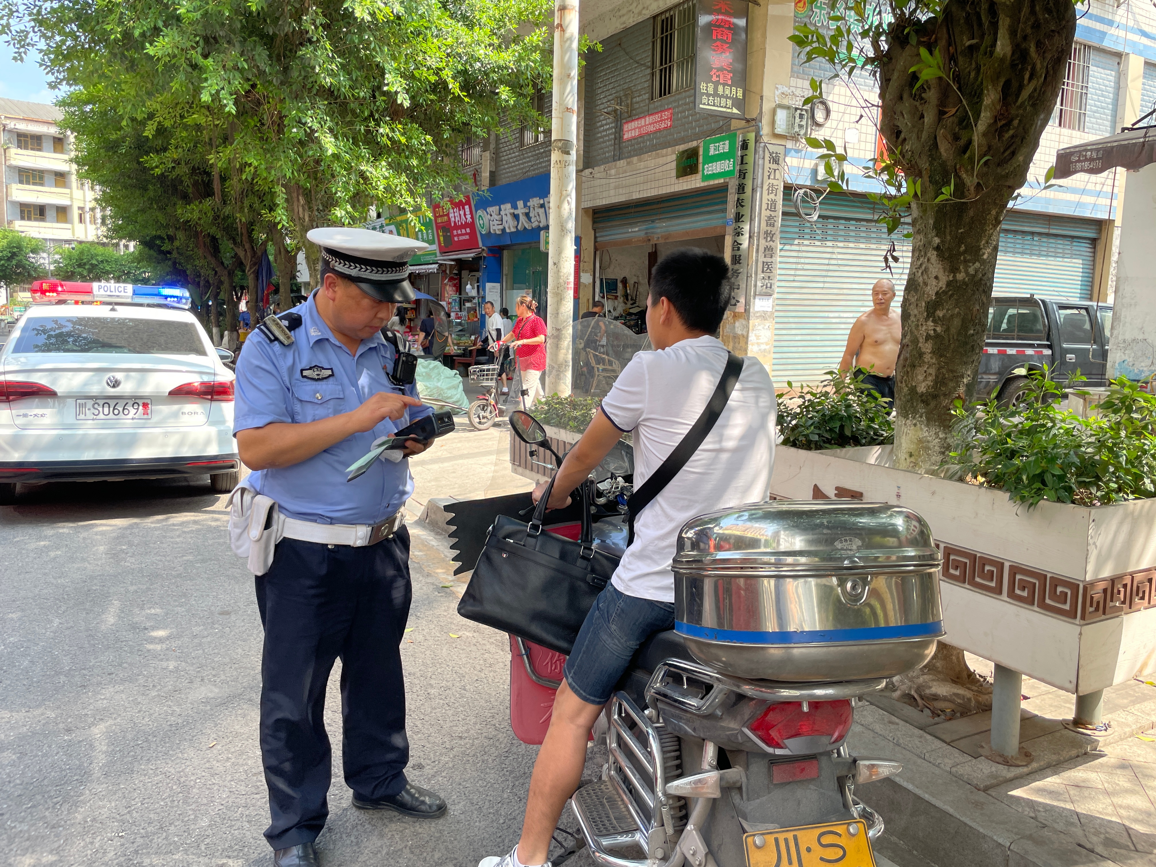 印度浓雾致11车连环相撞13死,交通安全隐患再引关注 印度浓雾致11车连环相撞13死,交通安全隐患再引关注