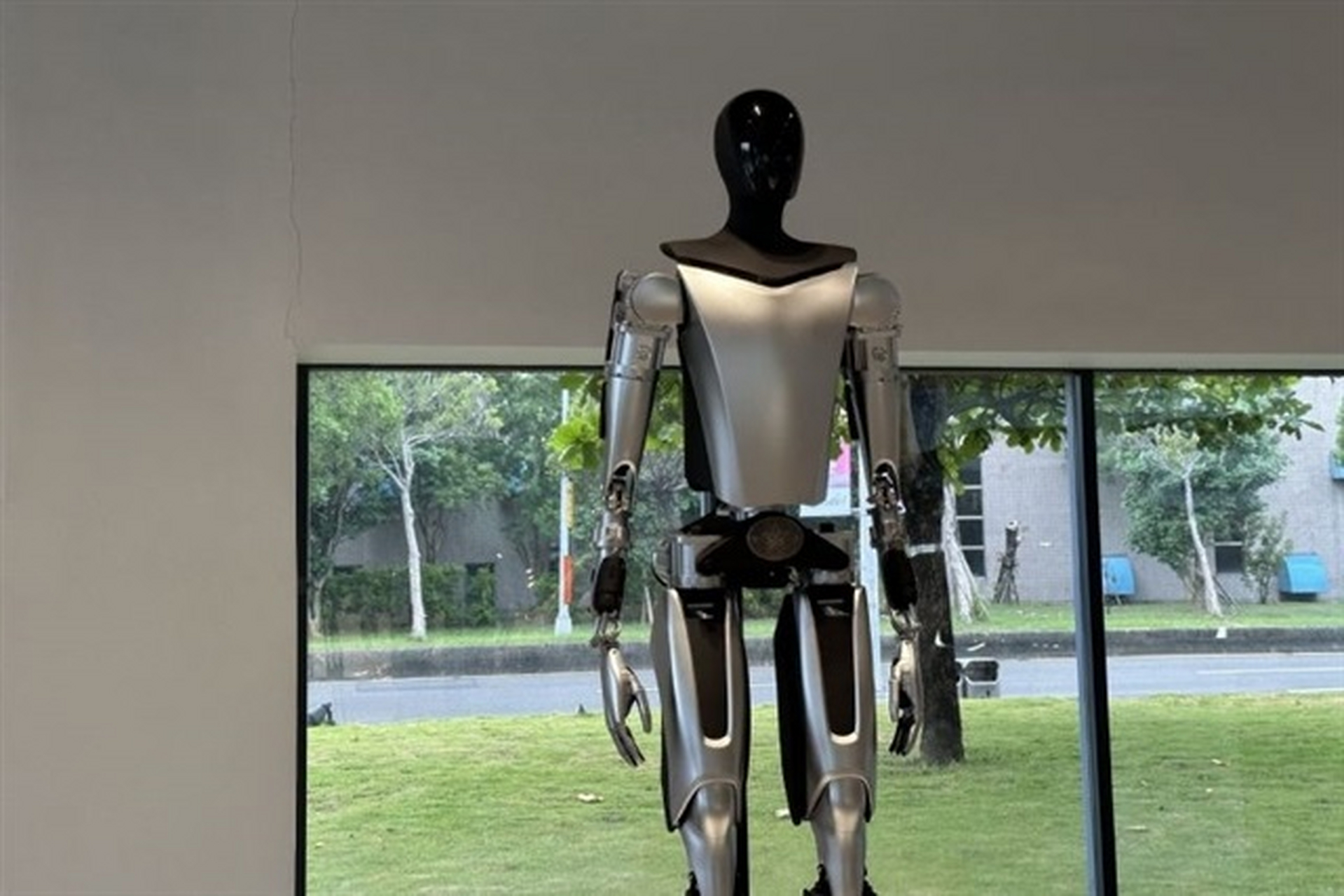 台媒惊呼！众擎T800机器人，人形科技革命开启台湾智能制造新纪元