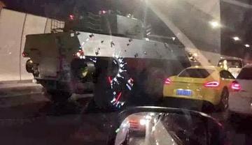 重庆轿车违规掉头撞上装甲车，交通安全再敲警钟