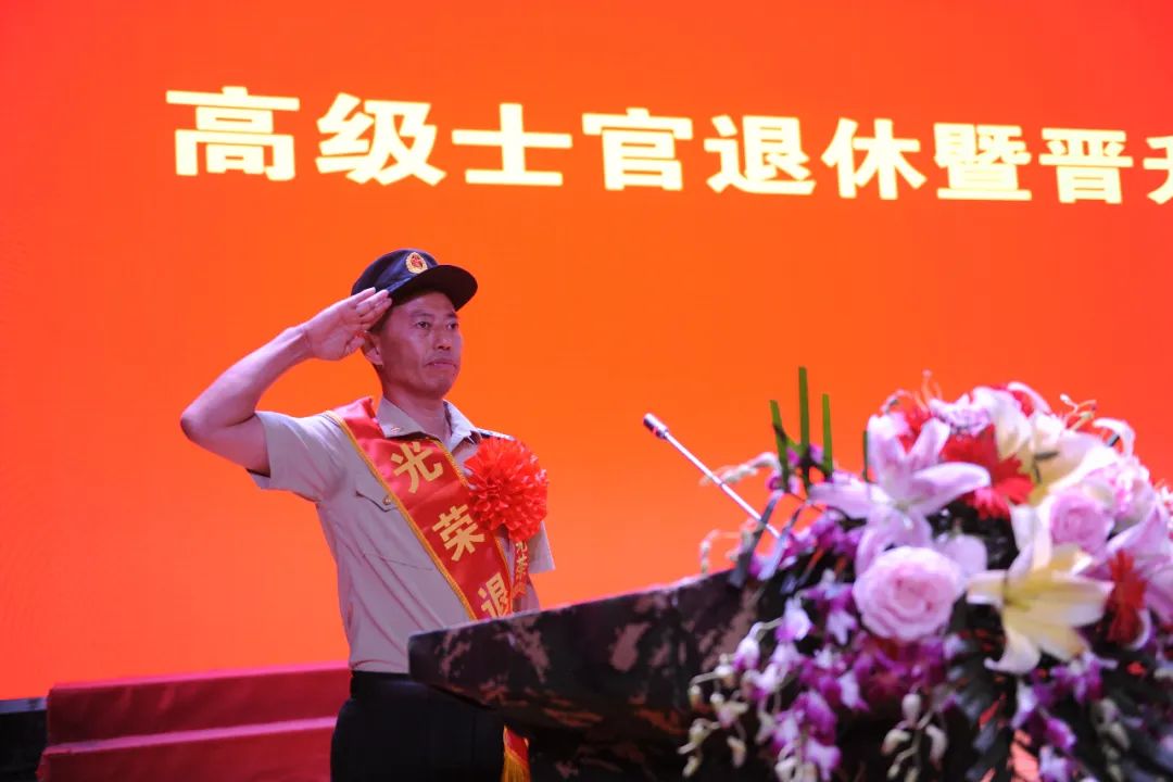 三十载戎马未卸鞍—兵王退休现场，军装浸染岁月，泪光映亮军魂