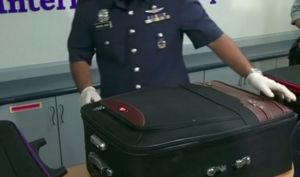 跨国文物走私案曝光,外籍男子携青铜鼎试图离境被海关拦截 跨国文物走私案曝光,外籍男子携青铜鼎试图离境被海关拦截