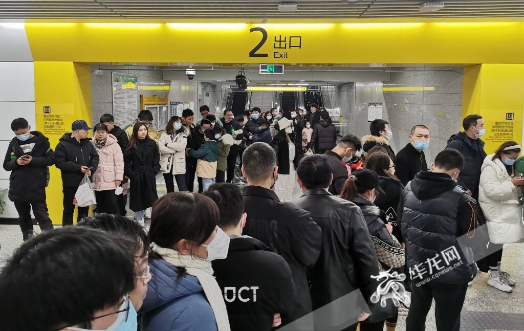 礼仪与效率的博弈，重庆地铁鞠躬式窗口争议折射的公共空间治理困境