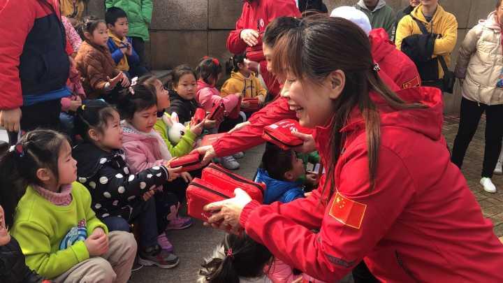 八旬爷爷幼儿园接娃反成爷爷，一场代际误会的社会镜像