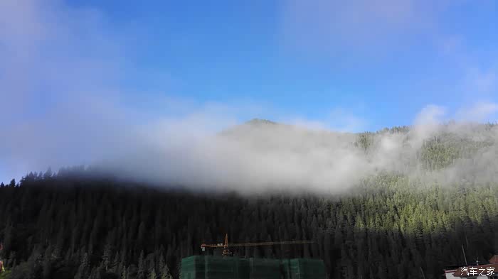 暮色像一把漏沙,在瓦檐上簌簌地流淌。我蹲在老屋后的土岗上,看着掌心的泥土在指缝间簌簌坠落。远处山峦在暮色中渐渐模糊,像浸了水的宣纸,而脚下这捧黄土,正散发着陈年的体温 暮色像一把漏沙,在瓦檐上簌簌地流淌。我蹲在老屋后的土岗上,看着掌心的泥土在指缝间簌簌坠落。远处山峦在暮色中渐渐模糊,像浸了水的宣纸,而脚下这捧黄土,正散发着陈年的体温