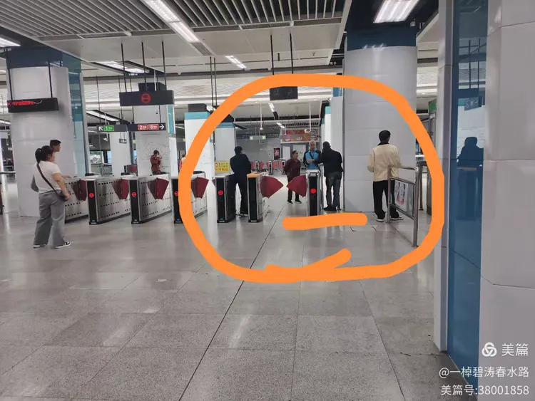 礼仪与效率的博弈，重庆地铁鞠躬式窗口争议折射的公共空间治理困境